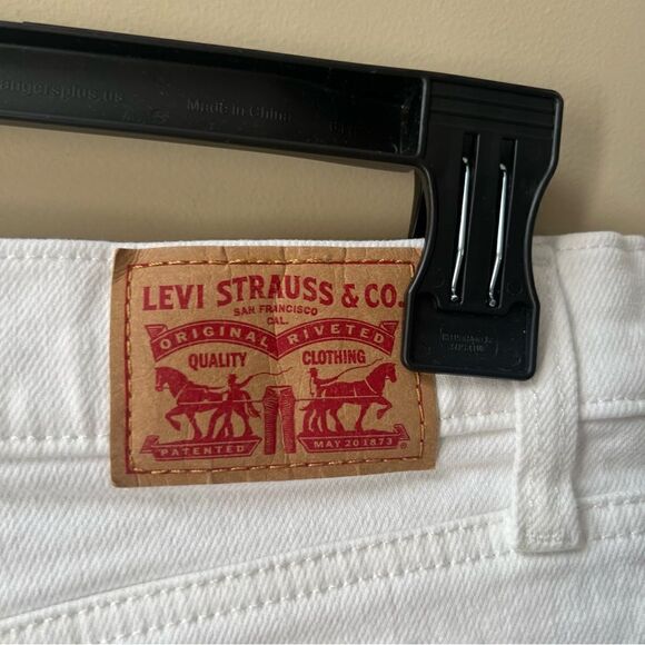 Levi’s mid length white jean shorts.  Size 26( 2) - Picture 5 of 6